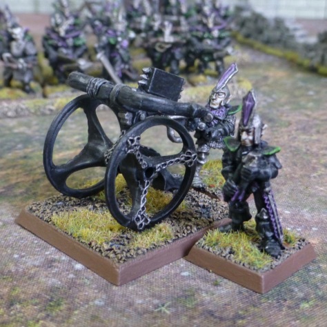 Two Dark Elves manning a bolt thrower with a magazine of projectiles
